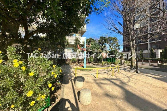 ルネ町屋の周辺|マンションのすぐ隣には、ちょっとした休憩や気分転換に利用できる小規模な公園がございます。身近に緑を感じられ、日常の散策や外の空気を感じたいときに便利な環境です。