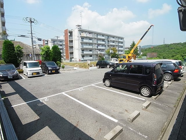 サイコート鈴蘭台の駐車場|敷地内の平面駐車場を完備してます