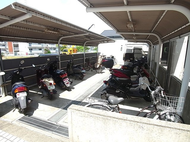 サイコート鈴蘭台のその他共用部分|屋根付きの駐輪スペ―ス