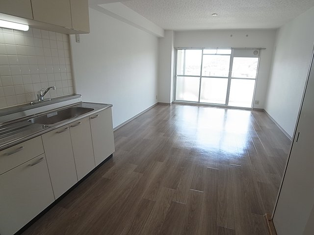 サイコート鈴蘭台の居間・リビング|ご覧の明るさ、日当たり良好のリビングダイニング