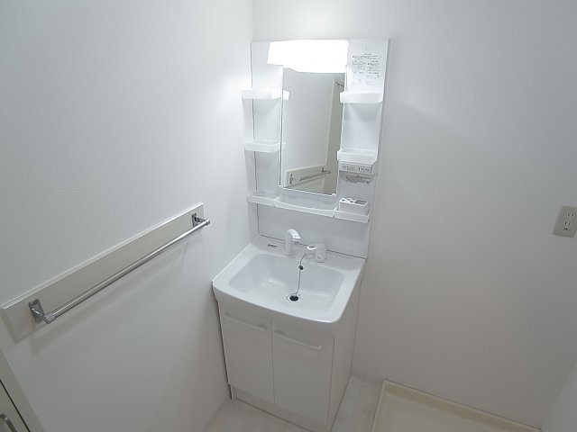 サイコート鈴蘭台の洗面所|シャワー付きの独立洗面・脱衣所も広々