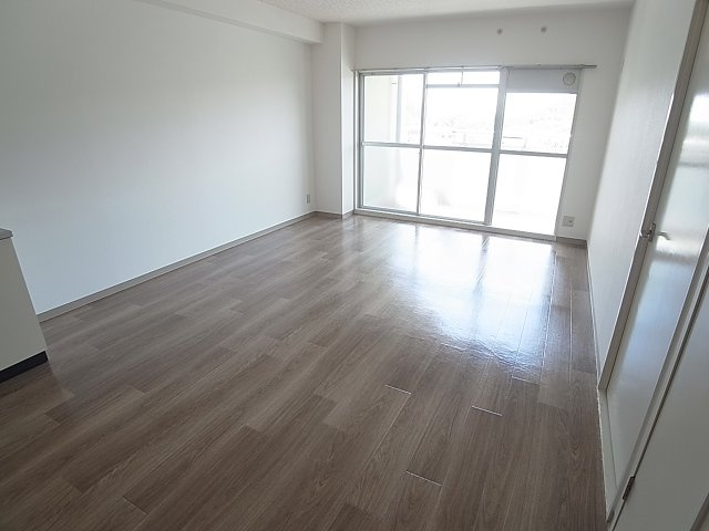 サイコート鈴蘭台の内装|開放感の有るリビングスペース