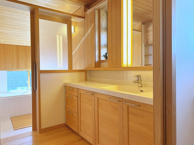 中古戸建　郡山市安積荒井一丁目　安積第一小・安積中の洗面所|ワイドタイプの洗面台は朝の身支度もしやすく便利！