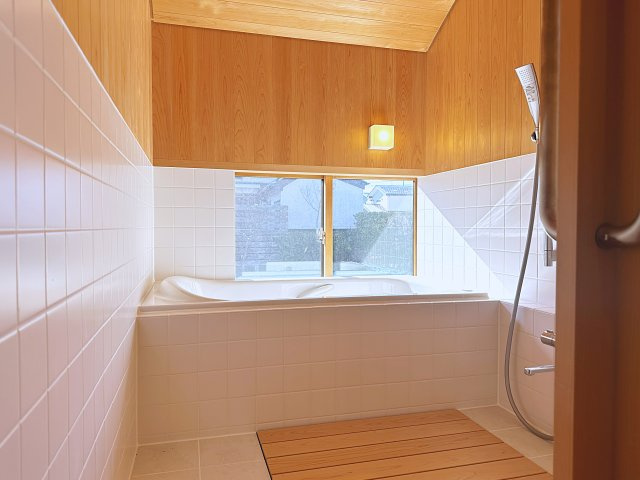 中古戸建　郡山市安積荒井一丁目　安積第一小・安積中の浴室|一日の疲れを癒してくれる浴室にも木のぬくもりがたっぷり。