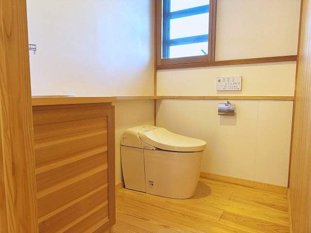 中古戸建　郡山市安積荒井一丁目　安積第一小・安積中のトイレ|広々として清潔感のある空間です。