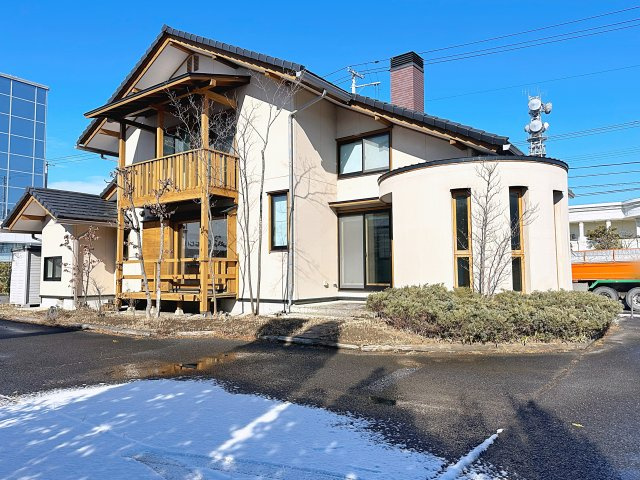 中古戸建　郡山市安積荒井一丁目　安積第一小・安積中の外観|木のぬくもりを感じさせる洗練された外観デザイン。