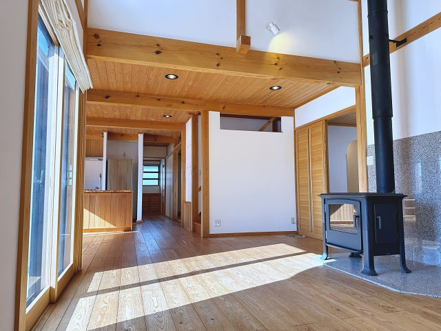 中古戸建　郡山市安積荒井一丁目　安積第一小・安積中の居間・リビング|リビングには薪ストーブがあり炎の揺らめきを楽しむことができる癒しの空間。