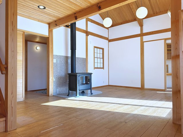 中古戸建　郡山市安積荒井一丁目　安積第一小・安積中の居間・リビング|一部吹抜けとなっているためとても開放感のあるリビングです。