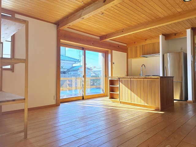 中古戸建　郡山市安積荒井一丁目　安積第一小・安積中の居間・リビング|大きな窓からたっぷりと日差しが入り明るいリビングです。