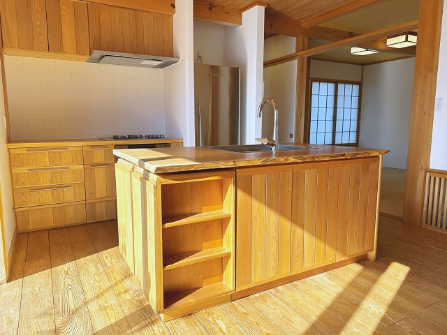 中古戸建　郡山市安積荒井一丁目　安積第一小・安積中のキッチン|セパレートタイプのキッチンは存在感があり、調理スペースを広く取れるので動線がスムーズです。