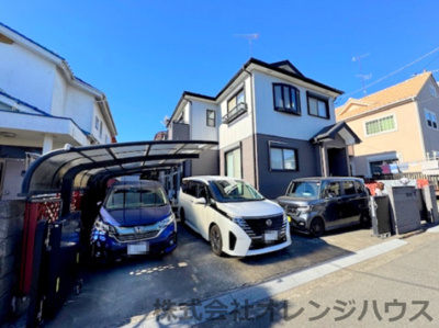【駐車場】 | 厚木市山際　中古戸建 | 1階2LDK＆2階3LDKの間取りは2世帯住宅はもちろん、その他様々な用途でご活用いただけます。