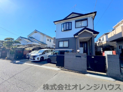 【前面道路含む現地写真】 | 厚木市山際　中古戸建 | ゆったりとした住空間を確保し、車の出し入れもしやすい設計となっております。車通りの少ない立地ですので、安心した生活を送ることができます。