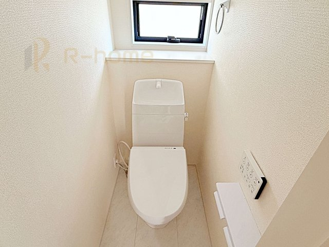 小美玉市希望ヶ丘1期　新築戸建て　1号棟のトイレ|温水洗浄便座付きのトイレ。
トイレが２ヵ所設置で朝の忙しい時間でも安心です。