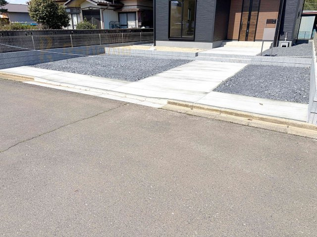 小美玉市希望ヶ丘1期　新築戸建て　1号棟の駐車場|カースペースは3台完備。ゲスト用のスペースも確保できますね♪