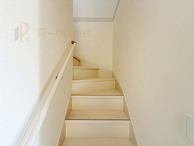 小美玉市希望ヶ丘1期　新築戸建て　1号棟の内装|手すりのついた階段！小さなお子様の利用も一安心です♪