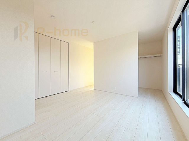小美玉市希望ヶ丘1期　新築戸建て　1号棟の洋室|収納便利なウォークインクローゼット付きの洋室♪
明るく風通しの良いお部屋です♪