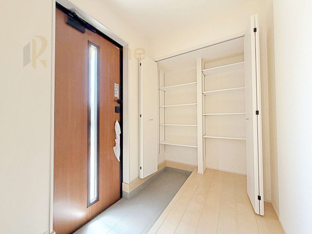 小美玉市希望ヶ丘1期　新築戸建て　3号棟の玄関|気持ちよくご家族やゲストを送迎できる穏やかな雰囲気の玄関♪大きな下駄箱で玄関廻りスッキリ♪