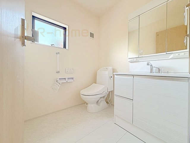 小美玉市希望ヶ丘1期　新築戸建て　3号棟のトイレ|広々とした温水洗浄便座付きのトイレ。独立の手洗い器付きで洗面所までいかずに手が洗えます♪
