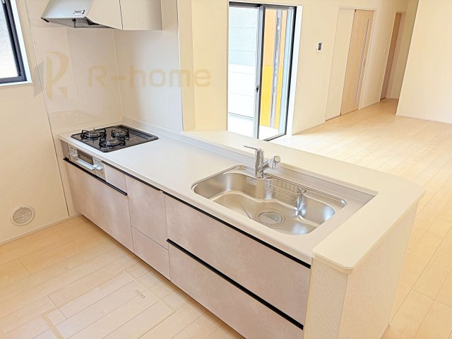 小美玉市希望ヶ丘1期　新築戸建て　3号棟のキッチン|料理をしながら家族とコミュニケーションが取れる対面式システムキッチン。
