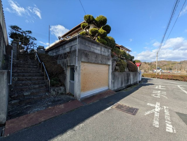 岡山市北区佐山 中古住宅の駐車場|◆車庫に1台分駐車可能です。