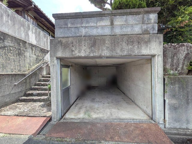 岡山市北区佐山 中古住宅の駐車場|◆車庫に1台分駐車可能です。車庫は幅2.9ｍ・高さ2.0ｍありファミリーカーも駐車可能です。
