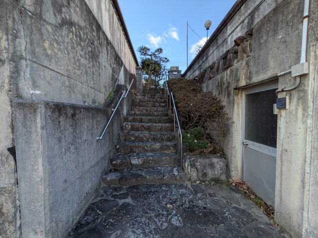 岡山市北区佐山 中古住宅のその他|◆玄関までのアプローチ階段です。
