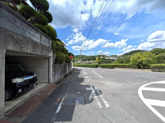 岡山市北区佐山 中古住宅の前面道路含む現地写真|◆北東側前面道路の幅員は約5.1ｍです。