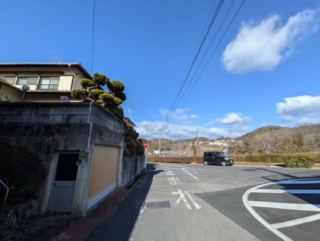 岡山市北区佐山 中古住宅の前面道路含む現地写真|◆北東側前面道路の幅員は約5.1ｍです。