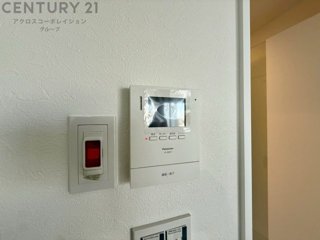 訪問者が来たときにテレビ画面で確認できるため、安心してドアを開けられます。録画機能があるものもあり、留守中に来訪者を記録しておくことができます。利便性が高く、セキュリティ面でも安心です。