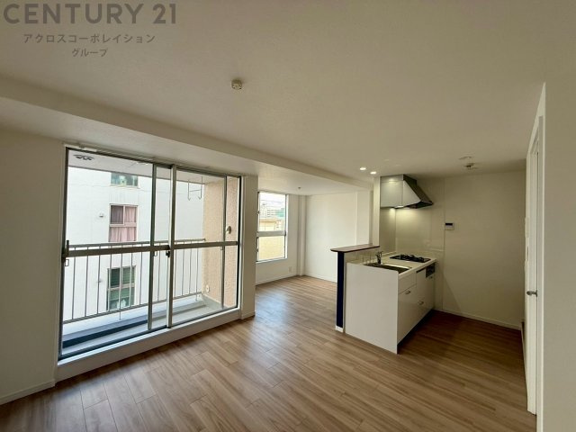 リビングダイニングは家族や友人とのコミュニケーションを楽しむ場所でくつろぎながら食事や会話を楽しめ、多目的に利用できリラックスできる空間です。家庭内の中心として機能し、快適な生活をサポートします。