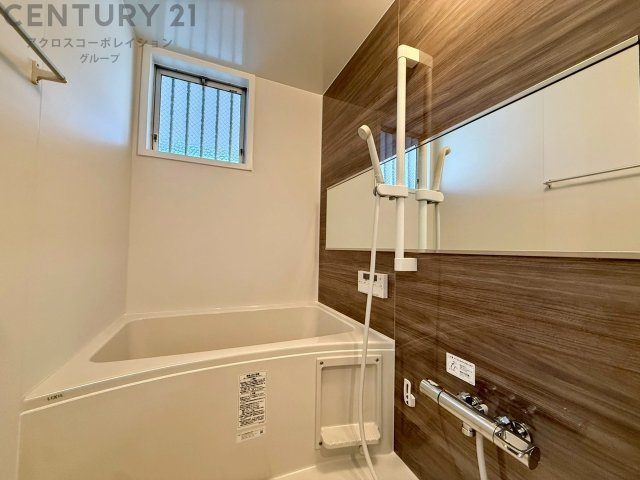 気密性と断熱性に優れ、外気の影響を受けにくく、浴室内の温度を一定に保ちやすいです。特に冬場は、暖房効率が高まり、快適なバスタイムを過ごせます。