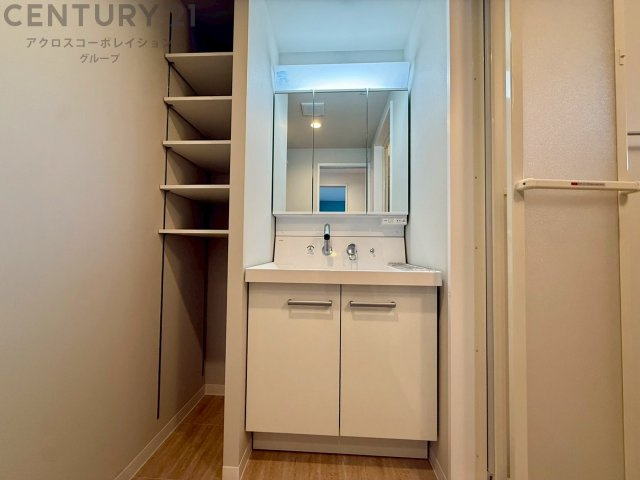 化粧品や洗顔料、歯ブラシなどの必需品をまとめて置ける収納スペースがあり、使用するたびに取り出す手間が省けます。また、水回りのため、濡れても大丈夫な素材が使用されており、お手入れが簡単です。