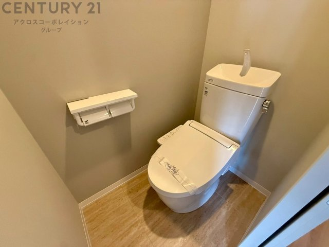 温水洗浄便座付トイレは温水洗浄機能により、暖かい水でおしりを洗浄することができ、冷たい水を使う従来の便座に比べ、温水洗浄機能で暖かいトイレを提供し、快適な使用を可能にします。