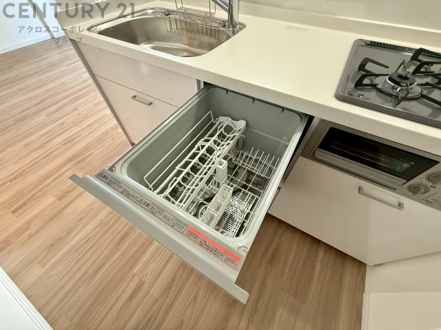 食器洗浄乾燥機は手洗いに比べて時間や労力を節約できます。また、高温のお湯で洗浄されるため、雑菌や細菌を殺菌する効果もあります。さらに、乾燥機能があるため、手で拭く手間も省け衛生的に保管できます。