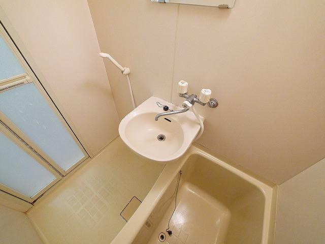 アエル宝来の洗面所|明るい洗面所です