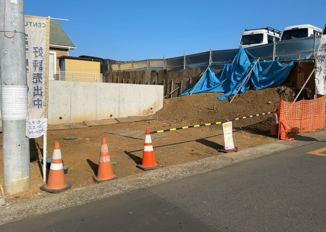 【外観】 | 土地の形が極端に長細かったり、狭小地、あるいは道路との高低差がある傾斜地だった場合、後々売ろうとしても買い手がつかない場合もあります。後々、売却することになった時に価値の下がらない土地を選びましょう。