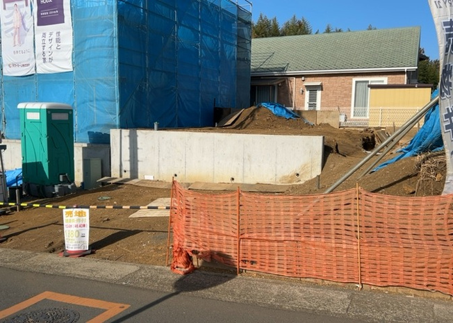 【外観】 | 土地を買う際、住む地域の自治体や福祉の補助制度にも注目してみましょう。子供や老人の医療補助やゴミ出しのルールなど、自治体によってルールに大きな違いがあるため、暮らしやすい土地で判断するとよいでしょう。