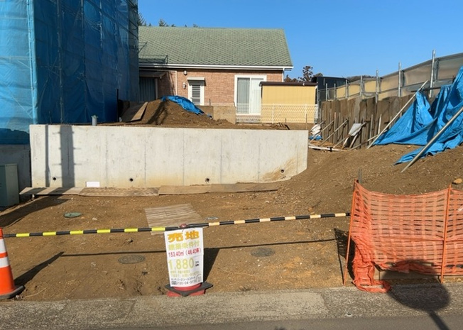 【外観】 | 現地に行くなら、物件の周囲の地形がどうなっているかを見ることも大切です。周辺より低くなっている土地では、大雨などで水が集まりやすいため、地盤が弱くなっているということも考えられるため、注意が必要です。
