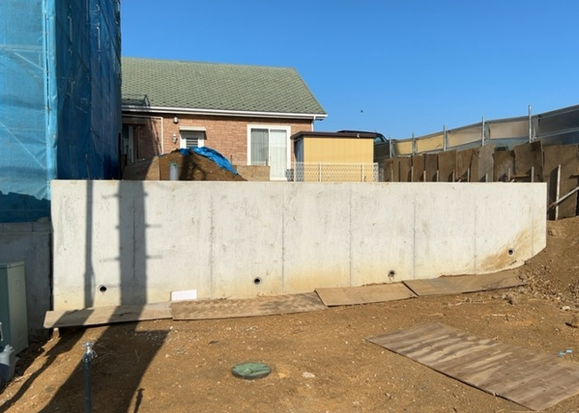 【外観】 | 家を建てる前提で土地を探している場合、地盤の丈夫さは譲れない条件の一つです。地盤が脆弱だと追加工事が必要となります。また、過去に地盤沈下や液状化現象を起こした土地は、できるだけ避けた方がいいでしょう。
