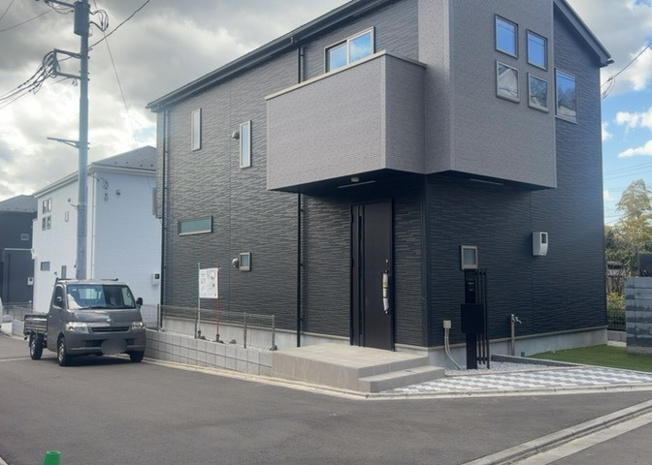 【外観】 | 住宅用の土地では前面道路に2m以上接していなければならないと法律で定められています。しかし、お持ちの車のサイズやライフスタイルなどにより、2mでは利便が悪い場合もございますので、事前に確認しましょう。