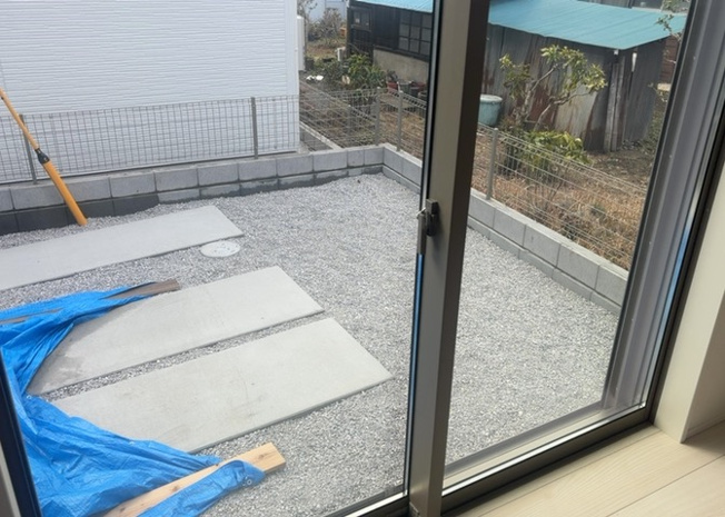 【内装】 | サッシとは、ガラス窓に使用される金属製の窓枠のことです。一般的に住宅建築では、金属製建具工事の段階で備え付けるもので、ガラス類や玄関、バスルームのスチール製のドアなどと同じタイミングで工事を行います。