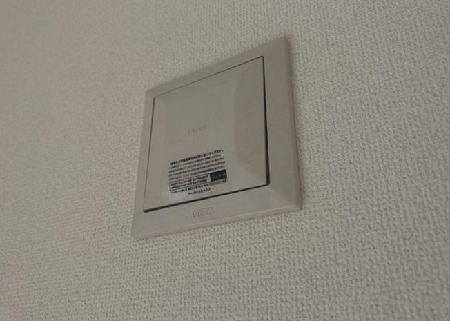 【冷暖房・空調設備】 | 1日中建物内の換気が行われるように設計された仕組みです。気密性の高い住宅は、家に籠った空気でシックハウス症候群になる可能性がありますが、24時間換気システムであれば計画的な換気で対策が可能です。
