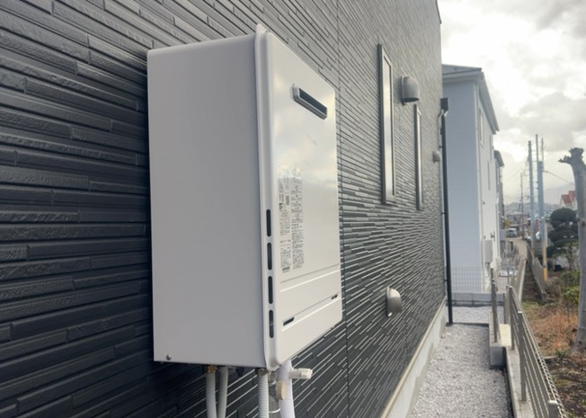 【発電・温水設備】 | 省エネ給湯器とは従来型の給湯器より熱効率が高く、少ない燃料でたくさんのお湯を沸かすことが出来る高効率な給湯器のことを指します。また、省エネ給湯器には種類があり、利便性や効果なども様々です。