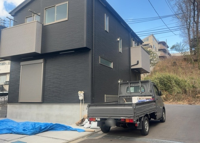 【前面道路含む現地写真】 | お持ちの車種によっては前面道路が広い方が便利でしょう。しかし、前面道路が広ければその分交通量が多くなるため、騒音などが気になる場合があります。実際に現地を見学し、周辺交通量や騒音などを確認しましょう！