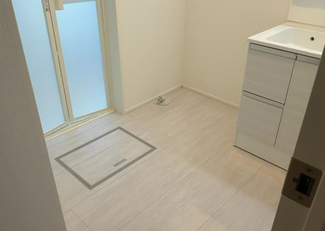 【脱衣所】 | 多くの戸建て住宅で見かける洗面脱衣所は、洗面台と洗濯機が2畳ほどのスペースに並べられていて、洗面所が脱衣所を兼ね備えている間取りが一般的です。お客様が利用することもある、パブリックな空間でもあります。