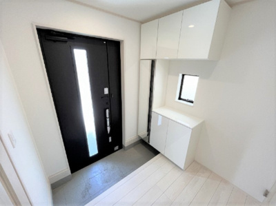 【内観：施工例】 | 【仲介手数料２４０万円が無料！！】■南道路■太陽光発電に蓄電池■長期優良認定住宅 | 【施工例】
諸費用２４０万円ＯＦＦ！
家計応援サービスの限界に挑戦中！
■南道路で陽当り良好
■長期優良認定住宅
■住宅性能評価６項目で最高評価
■太陽光発電、蓄電池
■モデルハウス見学可能