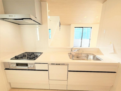 【外観：施工例】 | 【仲介手数料２４０万円が無料！！】■南道路■太陽光発電に蓄電池■長期優良認定住宅 | 【施工例】
諸費用２４０万円ＯＦＦ！
家計応援サービスの限界に挑戦中！
■南道路で陽当り良好
■長期優良認定住宅
■住宅性能評価６項目で最高評価
■太陽光発電、蓄電池
■モデルハウス見学可能