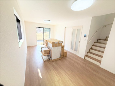 【居間・リビング】 | 【仲介手数料２４０万円が無料！！】■南道路■太陽光発電に蓄電池■長期優良認定住宅 | 諸費用２４０万円ＯＦＦ！
春の特別キャンペーン
日本一の家計応援サービスに挑戦中！
■南道路で陽当り良好
■長期優良認定住宅
■住宅性能評価６項目で最高評価
■太陽光発電、蓄電池
■省エネ性能ラベル