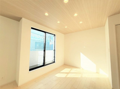 【内観：施工例】 | 【仲介手数料２４０万円が無料！！】■南道路■太陽光発電に蓄電池■長期優良認定住宅 | 【施工例】
諸費用２４０万円ＯＦＦ！
家計応援サービスの限界に挑戦中！
■南道路で陽当り良好
■長期優良認定住宅
■住宅性能評価６項目で最高評価
■太陽光発電、蓄電池
■モデルハウス見学可能