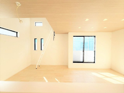 【内観：施工例】 | 【仲介手数料２４０万円が無料！！】■南道路■太陽光発電に蓄電池■長期優良認定住宅 | 【施工例】
諸費用２４０万円ＯＦＦ！
家計応援サービスの限界に挑戦中！
■南道路で陽当り良好
■長期優良認定住宅
■住宅性能評価６項目で最高評価
■太陽光発電、蓄電池
■モデルハウス見学可能